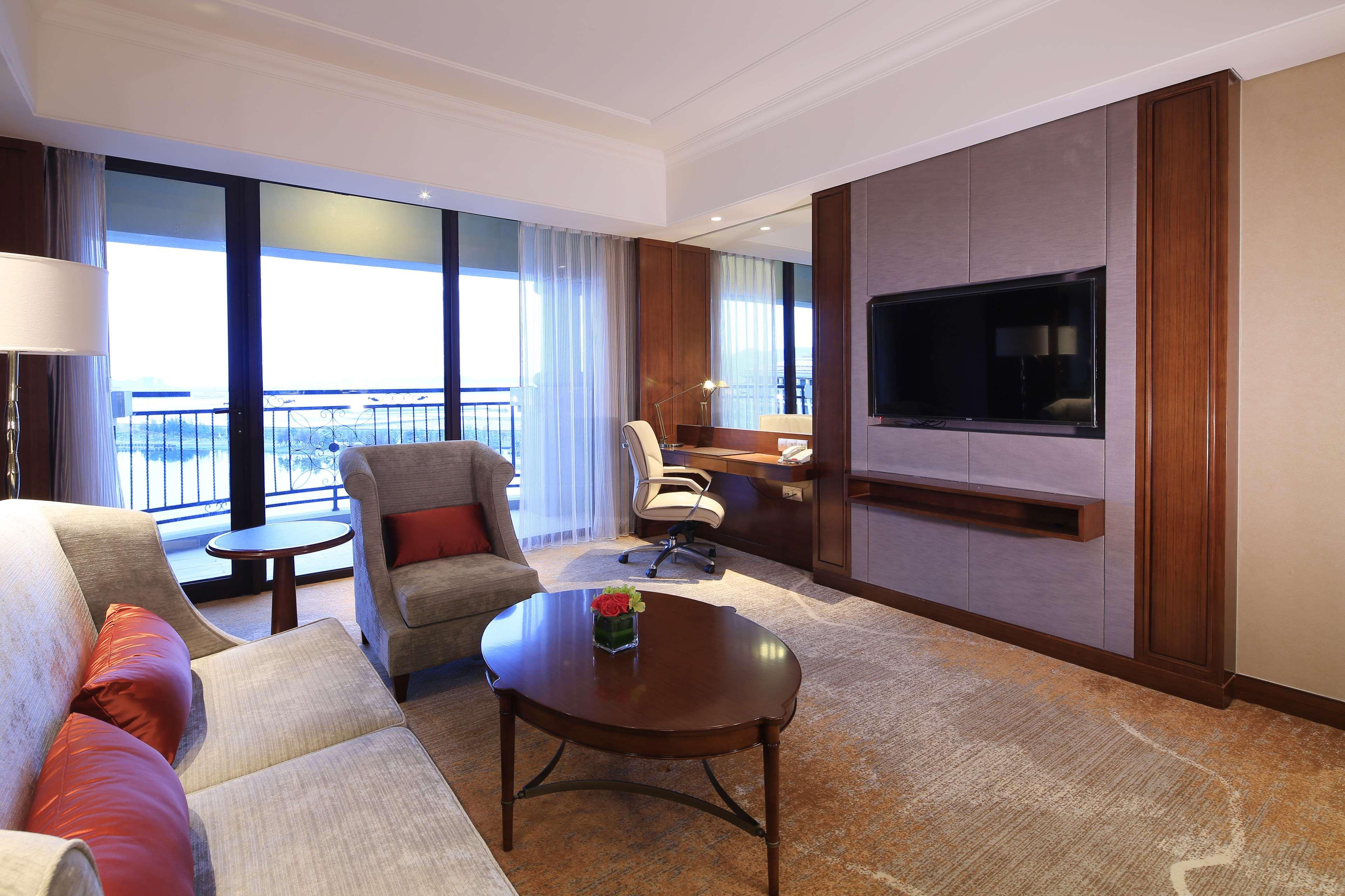 Doubletree By Hilton Ningbo - Chunxiao Hotell Exteriör bild
